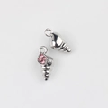 Dettaglio macro di ciondolo a conchiglia in argento con zirconi rosa per gioielli fai-da-te - Argento/Zirconia Rosa