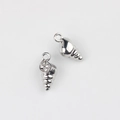 Dettaglio macro di ciondoli a conchiglia in argento con zirconi e anello per gioielli DIY - Argento Strass Bianco