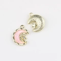 Dettaglio di ciondoli a luna e stella con smalto rosa glitterato e texture oro per DIY - Base Oro Rosa