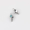 Dettaglio di ciondoli a forma di conchiglia argentata con zircone per gioielli fai da te - Argento/Zirconia Blu