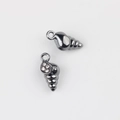 Dettaglio di ciondoli a forma di conchiglia neri con strass e anelli per gioielli DIY - Canna di fucile con zircone bianco
