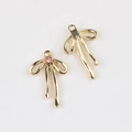 Détail macro de pendentifs nœuds dorés avec zircon rose pour création de bijoux - Or Zircon Rose