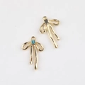 Détail de breloques nœud dorées avec zircon bleu et anneaux pour bijoux faits à la main - Plaqué Or Zirconium Bleu