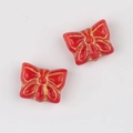 Makroansicht von Vintage Glasperlen Schmetterling in Rot mit handbemalten Goldakzenten - Rot