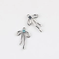 Détail de breloques nœud argentées avec zircon bleu pour la création de bijoux DIY - Argent/Zircone Bleu