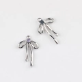 Vue détaillée de pendentifs nœuds argentés avec zircons violets pour la création bijoux - Argent Pierre Violette