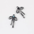 Détail de pendentifs en alliage en forme de nœud avec zircon bleu clair et placage fusil - Noir Fusil Avec Zirconium Bleu