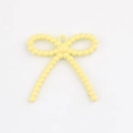 Detalle del colgante de lazo amarillo mate con cuentas para la creación de joyas DIY - Amarillo