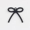Vista macro de colgante de lazo negro con cuentas y anillo para hacer joyería - Negro