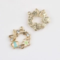 Detail of enameled flower wreath pendant with zircons and gold-plated alloy finish - Gold Base Green Center