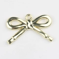 Detalle de un colgante de lazo dorado de aleación para la creación de joyas personalizadas - Dorado