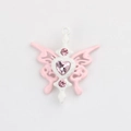 Vue macro du pendentif papillon en émail rose avec incrustation de cristal en cœur - Rose