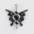 Pendentif papillon gothique argenté avec une pierre précieuse noire en forme de cœur - Noir