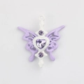 Détail macro du pendentif papillon en alliage avec cristal cœur violet et émail - Violet