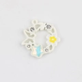 Dettaglio del ciondolo a ghirlanda floreale smaltata con zirconi e stella blu per gioielli DIY - Bianco