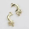 Detail von goldfarbenen Mond- und Sternanhängern mit Strasssteinen für DIY-Schmuck - Gold