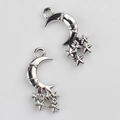 Detaillierte Nahaufnahme von versilberten Mond-Stern-Anhängern mit Zirkonia für DIY-Schmuck - Silber