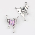 Detalle de colgante de mariposa con resina violeta y adornos de estrellas plateadas - Base de Plata Púrpura