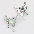 Detalle de dijes de mariposa de aleación plateada con resina para creación de joyas - Base de Plata Verde