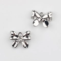Detalle de dijes de mariposa plateados con circón para creación de joyería artesanal - Zirconia Plateada