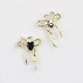 Détail de pendentifs nœuds dorés avec zircons noirs taillés en forme de cœur - Base Dorée Zircone Noire