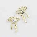 Vue détaillée de pendentifs nœuds dorés avec zircons en forme de cœur pour bijoux DIY - Base Or Zircone Blanche