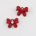 Detalle de dijes de lazo rojo mate con perlas para manualidades de joyería DIY - Rojo