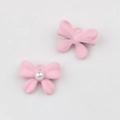 Vista de detalles de colgantes de mariposa en esmalte rosa con perla para bisutería DIY - Rosa