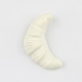 Gros plan de breloques croissant blanches avec glaçage brillant pour bijoux DIY - Blanc