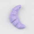 Détail d'un pendentif croissant en résine violet clair avec texture de cuisson - Violet