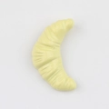 Détail d'une breloque croissant jaune avec texture réaliste pour création de bijoux - Jaune