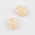 Makro-Detail von Trilobiten-Perlen mit Goldrand und rosa durchscheinendem Harz - Jade Weiß (01120201)