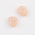 Makroaufnahme rosa Trilobiten-Perlen mit vergoldeten Details für Schmuckherstellung - Jade Rosa (01120601)