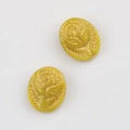 Nahaufnahme gelber tschechischer Glasperlen mit Rosenrelief und goldener Verzierung - Gelb