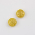 Detalle de cuentas de vidrio amarillas con copos de nieve dorados para joyería DIY - Amarillo