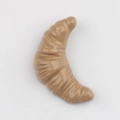 Vue détaillée d'un pendentif croissant en résine marron clair avec surface polie pour DIY - Kaki