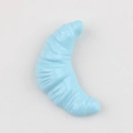 Vue rapprochée du pendentif croissant bleu clair avec finition brillante et épurée - Bleu ciel