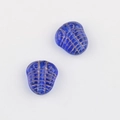 Dettaglio macro di perle di vetro trilobite blu scuro con trame incise dorate - Blu Trasparente (01121601)