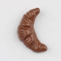 Détail macro d'un charmant croissant en résine marron brillant avec texture réaliste - Marron