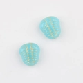 Dettaglio di perle trilobite in vetro ceco celeste con accenti incisi in oro - Celeste (01123801)