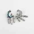 Detail van halve maan hangers met kleurverloop en zirkonia in dreamcatcher-stijl - Silver Base Blue