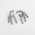 Vue détaillée du pendentif lune en résine rose avec pompon plume argenté et cristaux - Base Argentée Rose