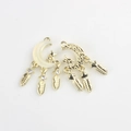 Détail de pendentifs lune et plume dorés avec incrustation de résine blanche élégante - Base Or Jaune