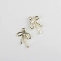 Detalle de colgante de lazo dorado con circonitas púrpuras para joyería artesanal DIY - Oro Color Diamante