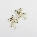 Detalle de colgantes de lazo dorado con perlas blancas para creación de joyería DIY - Perla Dorada