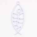 Macro-opname van witte holle visgraat hanger voor DIY-sieraden en halskettingen - Paars