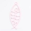 Detail van roze holle visgraat hanger met gladde spuitlak afwerking en oogje - Roze