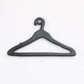 Detailopname van een minimalistische zwarte mini-hanger met een glanzende afwerking - Zwart