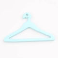 Detailweergave van een lichtblauwe mini-kledinghanger hanger met gladde lakafwerking - Blauw Goud
