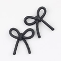 Détail macro de pendentifs nœuds noirs avec texture de corde tressée et fini mat - Noir